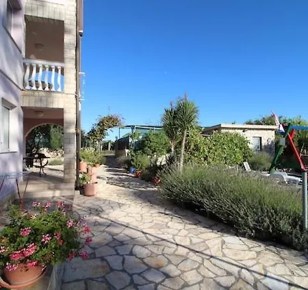 Helena Zadar アパート ヴーシ